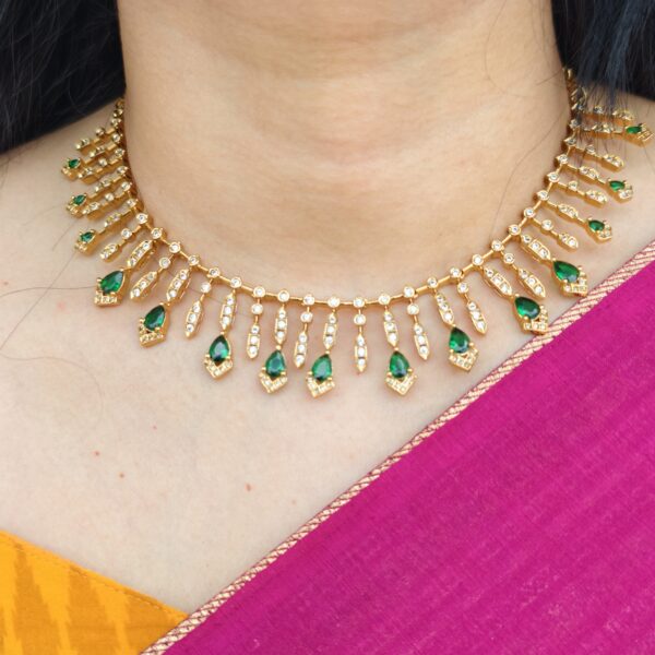 fj2072 green stone ad neckset with screw back earrings along with backchain