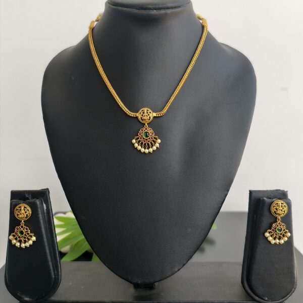 fj2178 simple lakshmi green stone neck set