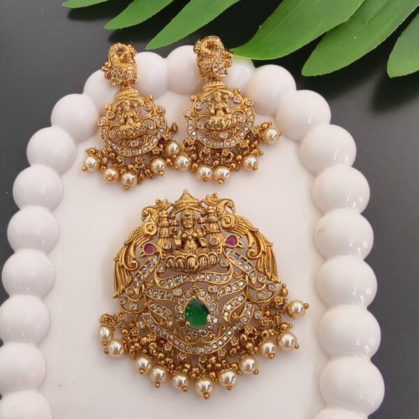 fj2370 gold replica lakshmi pendant with screw back ear rings